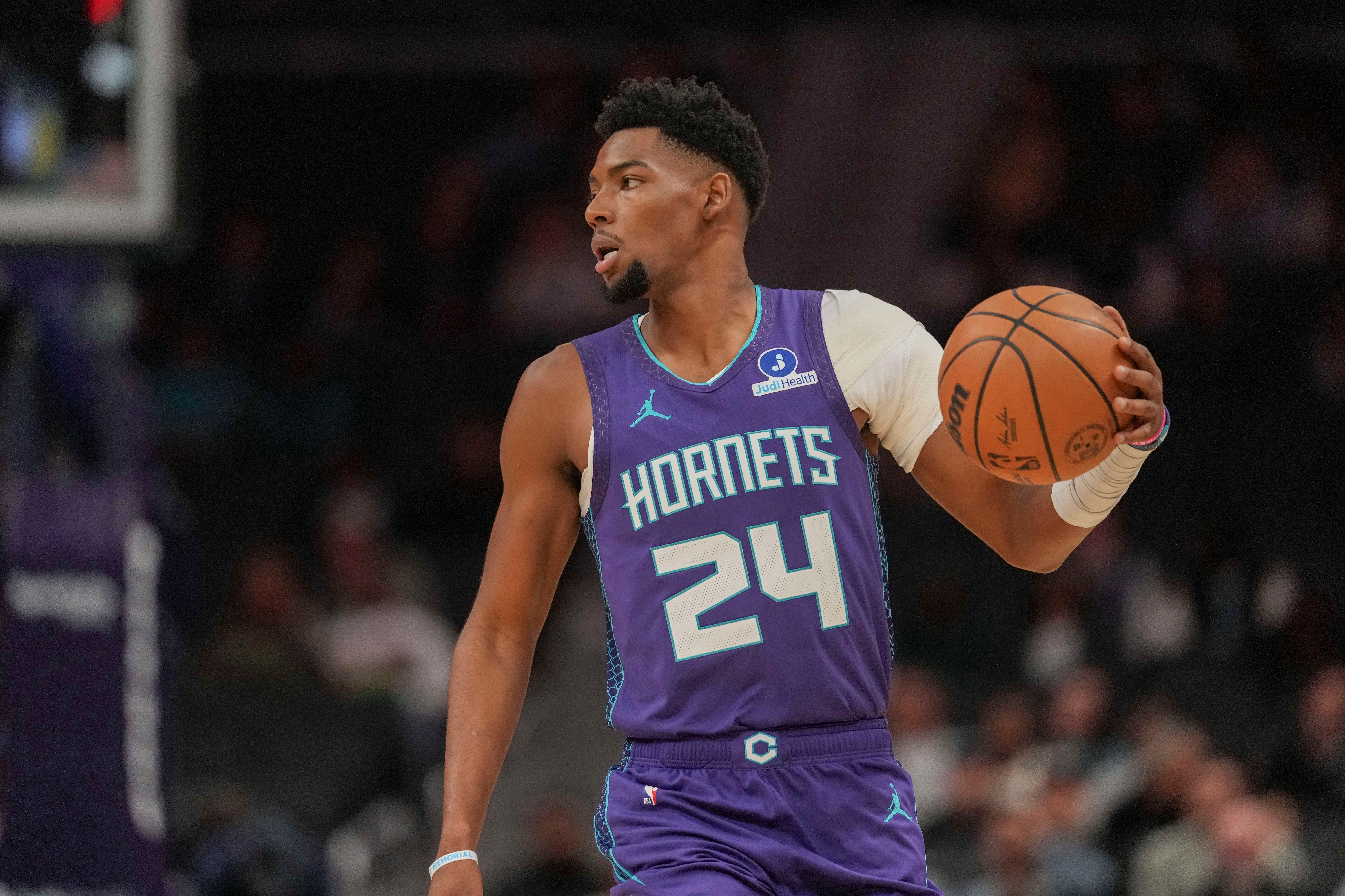 开云体育平台-全民皆兵！黄蜂全队10人有得分进账 其中8人得分上双